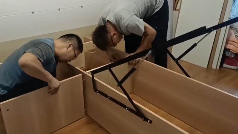 在选择家具拆装服务时，如何判断一家公司的专业性和可靠性？